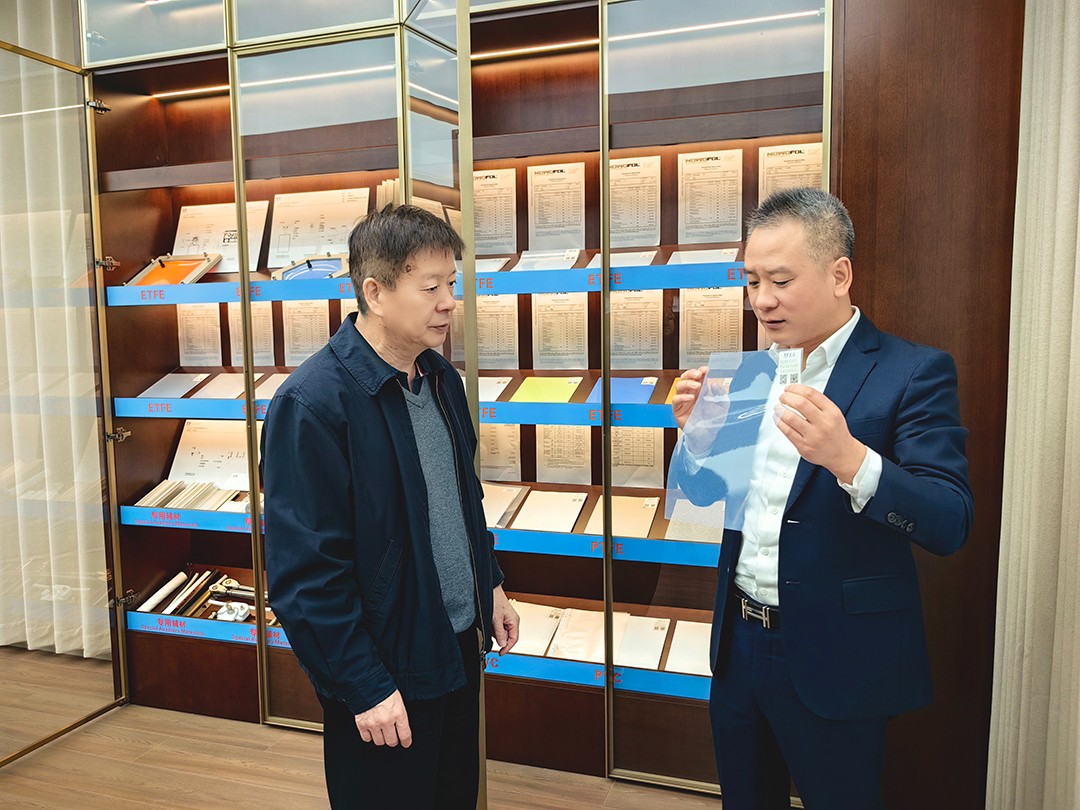 中國鋼結(jié)構(gòu)協(xié)會空間結(jié)構(gòu)分會領(lǐng)導專家一行蒞臨萬豪考察指導工作