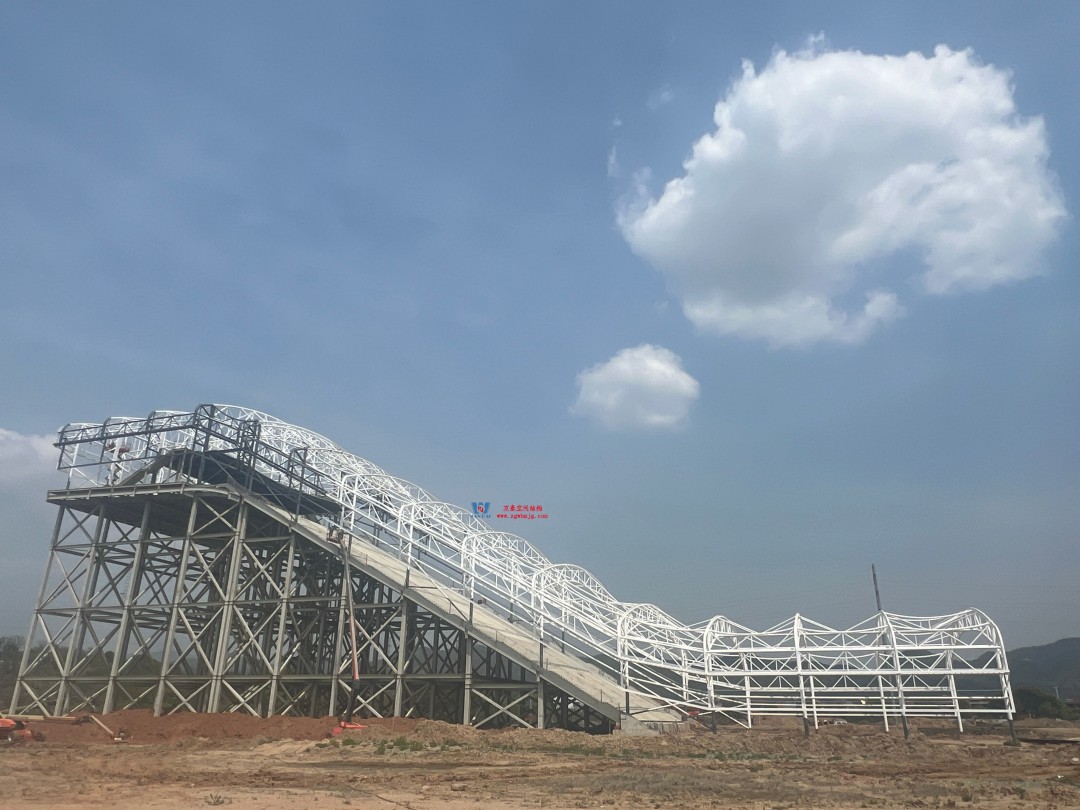 馭風(fēng)逐沙，織就賽道美學(xué)——比亞迪紹興嵊州賽車場干拔沙坡觀景平臺鋼膜結(jié)構(gòu)