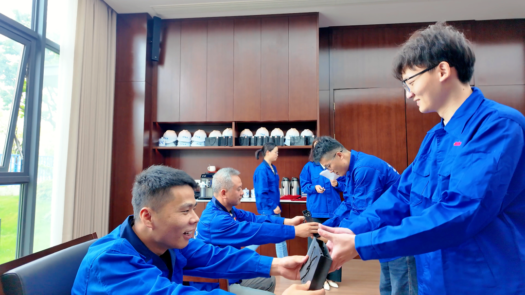 浙江萬豪空間結(jié)構(gòu)集團(tuán)有限公司隆重舉行“匠心傳承·共筑未來”師徒大會! 浙江萬豪空間結(jié)構(gòu)集團(tuán)有限公司隆重舉行“匠心傳承·共筑未來”師徒大會!