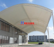 定做膜結(jié)構(gòu)雨棚價(jià)格多少?樓頂做個(gè)膜結(jié)構(gòu)雨棚子多少錢？