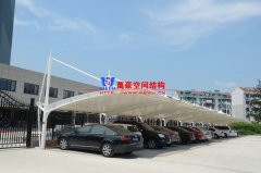 私家車膜結構停車棚造價多少？轎車膜結構車棚一平方價格最新報價