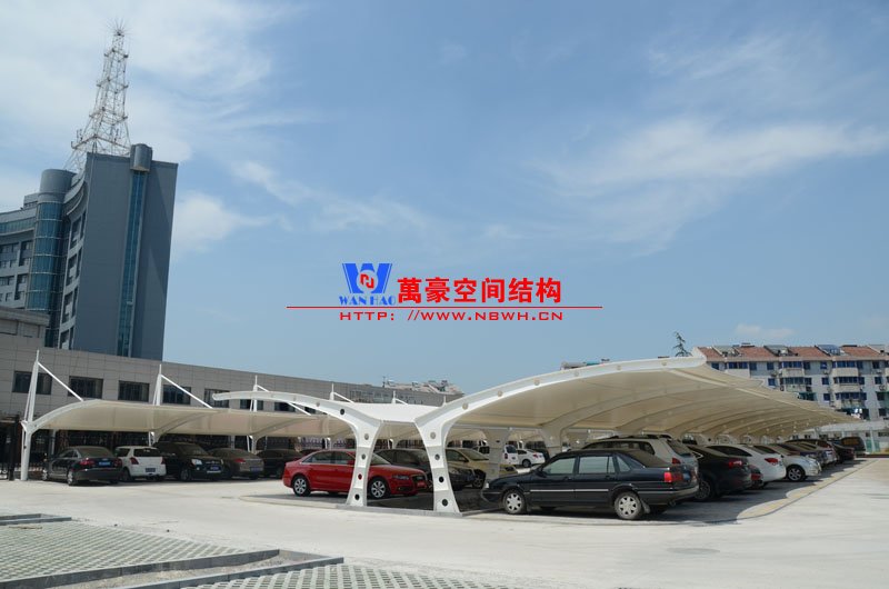 膜結構停車棚