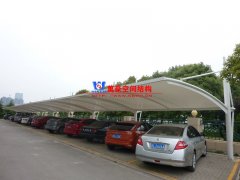 汽車(chē)車(chē)棚有哪幾種種類(lèi)形式？為什么膜結(jié)構(gòu)車(chē)棚會(huì)成為汽車(chē)車(chē)棚優(yōu)選？
