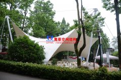 如何操作來保證膜結構工程能承受一定的外荷載？