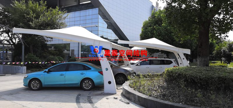 膜結構停車棚